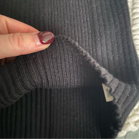 sweater - Picture 4 of 4